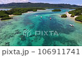 石垣島川平湾空撮、湾内をグラスボートが奥から進んでくるところを上昇ショット。 106911741