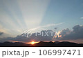 山陰海岸 - 雲層後面出現的充滿活力的黃昏光線 - 無人機縮時攝影 106997471