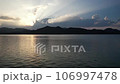 山陰海岸 - 雲層後面出現的生動的黃昏光線 - 無人機航空攝影 106997478