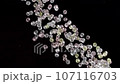 黑色背景上散佈的柔和彩色玻璃球 107116703