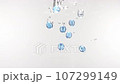 藍色玻璃球落入水中的慢動作 107299149