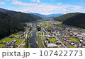 夏の郡上市　長良川　田園風景の中　上流に向かって前進 107422773