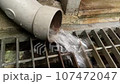 A large amount of rainwater coming out of the rain gutter 107472047