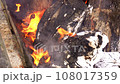 炎と燃える木材 108017359