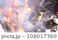 炎と燃える木材 108017360