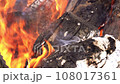 炎と燃える木材 108017361