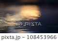 日出反射在海灘上 108453966
