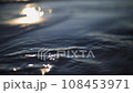 岸邊的波浪和早晨陽光的反射 108453971