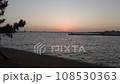 夕暮れ海岸 108530363