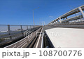 行駛在高速公路上的豪華轎車 108700776