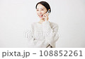 スマートフォンを操作する若い女性　ライフスタイルイメージ	の動画素材 [108852261]