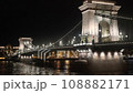夜のブダペスト　セーチェーニ鎖橋の夜景 108882171