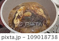 家庭でマコガレイを煮付けています 109018738