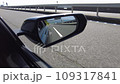 サイドミラーに映る高速道路の走行風景 109317841