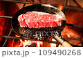 營火上烤的野生牛排 109490268
