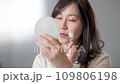 メイクする女性 109806198
