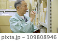 倉庫で検品するミドルの男性の作業員 109808946