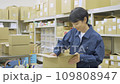 倉庫で検品するミドルの女性の作業員 109808947