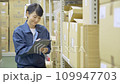 倉庫で検品するミドルの女性の作業員 109947703