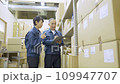 倉庫で検品するミドルの男女の作業員 109947707