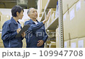 倉庫で検品するミドルの男女の作業員 109947708