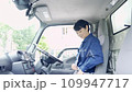 トラックを運転するミドルの女性ドライバー 109947717
