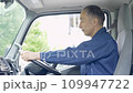 トラックを運転するシニアの男性ドライバー 109947722