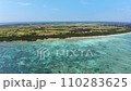 沖縄県多良間島の浅瀬の海を空撮 110283625