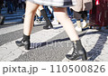 東京渋谷スクランブル交差点を行き交う人々のローアングルショットの動画素材 [110500826]