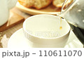 Pour hot coffee 110611070
