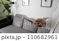 日本女性在家操作智慧型手機 110682961