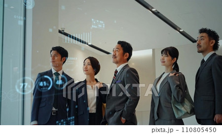 オフィスに立つビジネスパーソンのグループと統計データの動画素材
