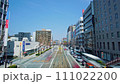 【タイムラプス】快晴の青空の下、熊本の繁華街を行き交う市電や車をズームアウト 111022200