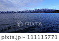 さざ波の湖面の冬の山間の湖。北海道の屈斜路湖。 111115771