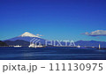 （静岡県）富士山を背に、清水港を航行する船舶 111130975
