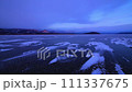 氷に覆われた湖と流れる雲の風景。日本の北海道の屈斜路湖の冬。 111337675