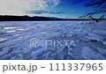 荒れた模様の氷った湖と澄んだ空。日本の北海道の屈斜路湖の冬。 111337965