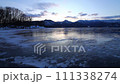 黄昏の空を反射する冬の氷った湖。日本の北海道の屈斜路湖。 111338274