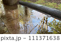 寂れた公園の床　水たまりと雨音 111371638