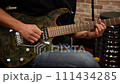在工作室彈吉他的人 111434285