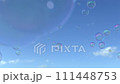 圓形氣泡漂浮在空中並發出火花 111448753