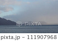 12月頃、雪が降る前の北海道支笏湖 111907968