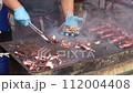屋台の鉄板で焼かれるイカ 112004408