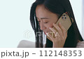 一位女士在家使用電腦打電話 112148353