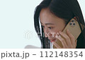 一位女士在家使用電腦打電話 112148354
