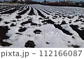 雪の日の畑の様子 112166087