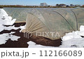 雪の日の畑の様子 112166089