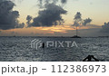 海に沈む夕陽 112386973