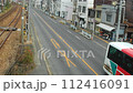 道路を走るバス 112416091