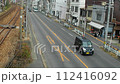 道路を走る自動車 112416092
